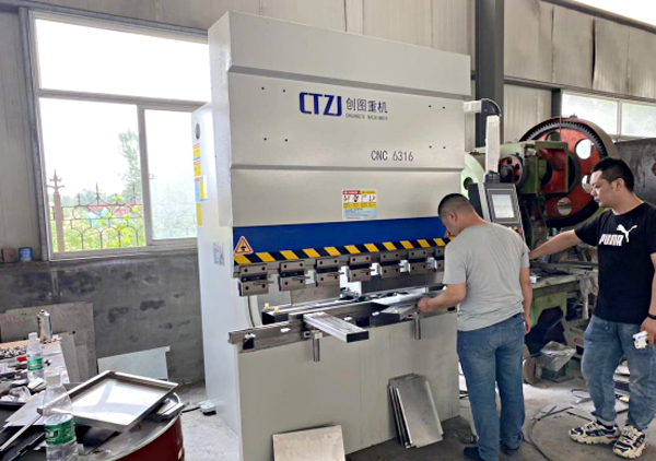 小型數(shù)控折彎機1